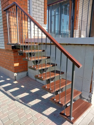 Лестница на металлическом каркасе для крыльца