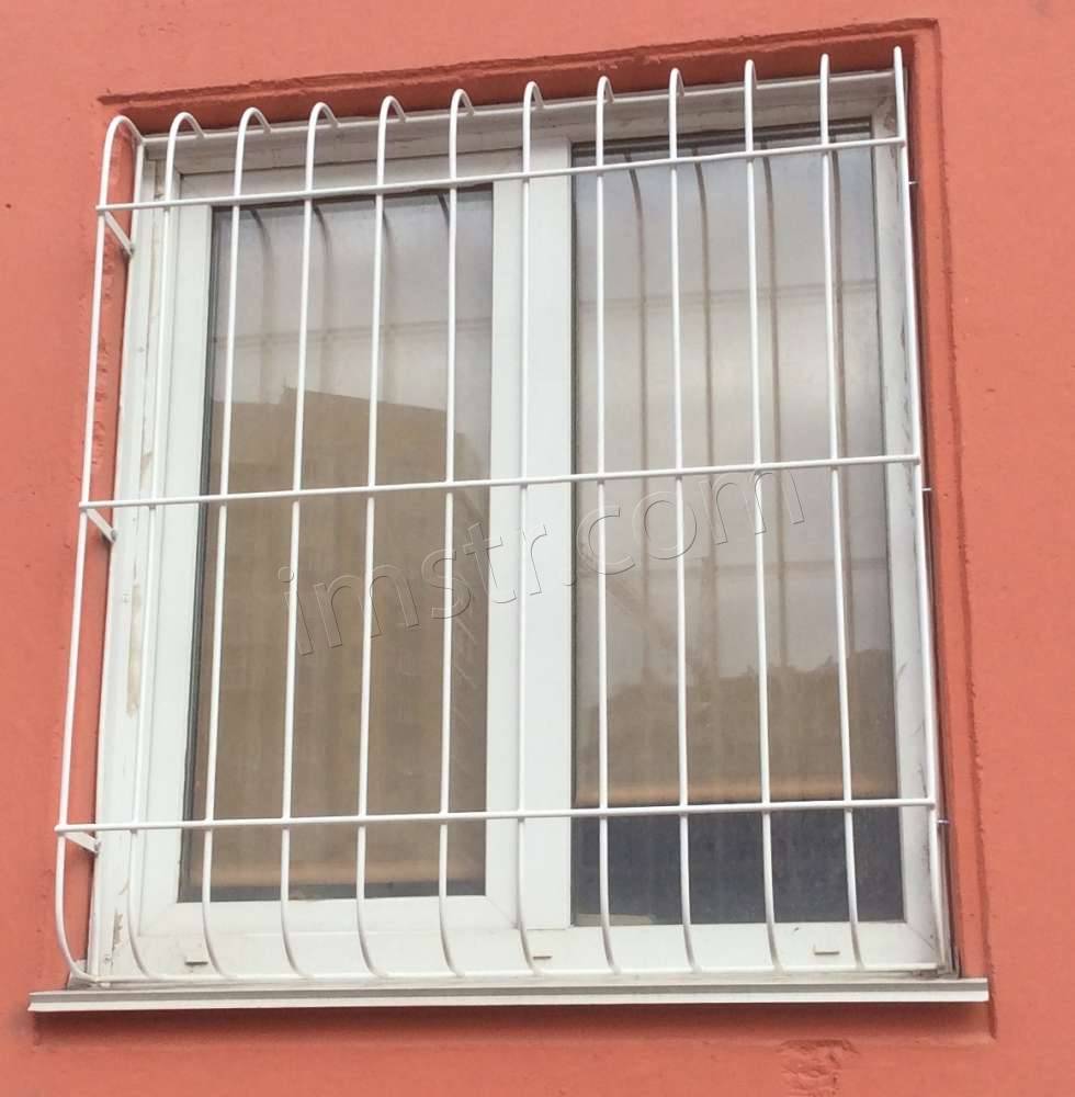 Глухая металлическая решетка на окно