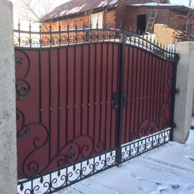 Ворота с коваными элементами и бетонированными столбами Ворота с коваными элементами и бетонированными столбами